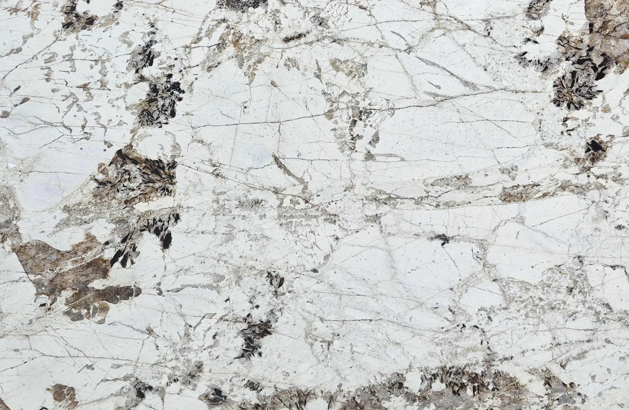 Chapa inteira de Quartzito Pirineus, com veios naturais em branco, cinza e âmbar