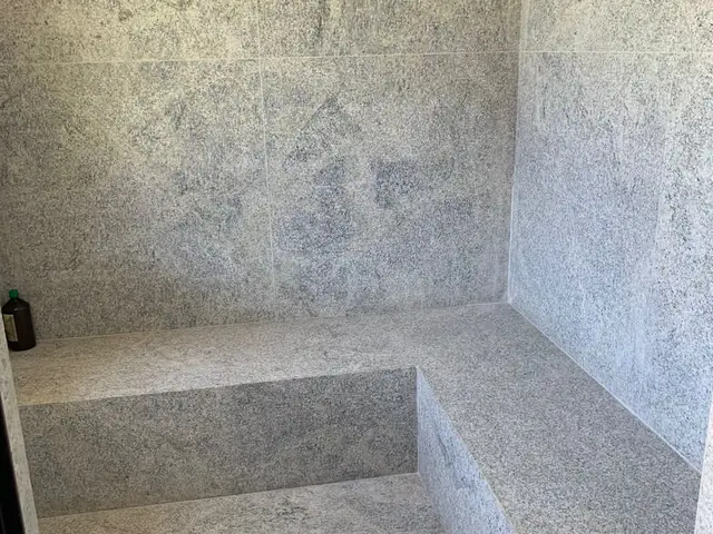 Banco e nicho esculpidos em Aquamarine
