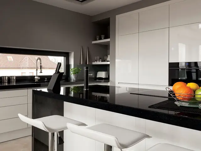 Cozinha com bancada escura