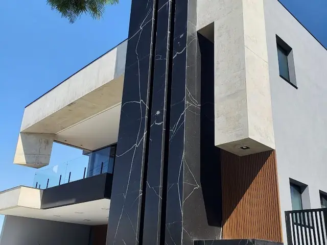 Fachada revestida em Black Sensation