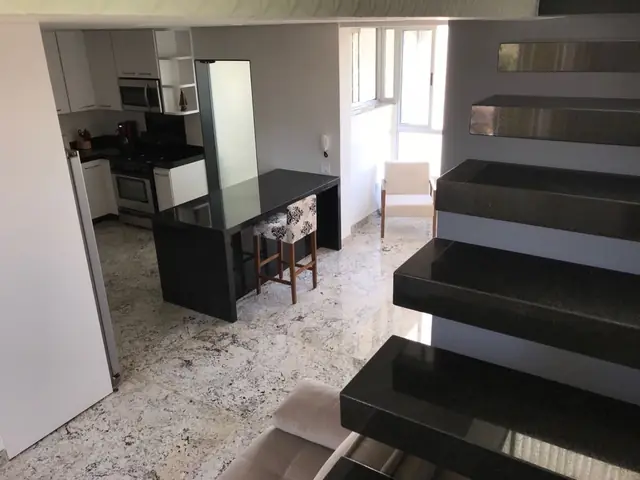 Lareira com revestimento em pedra natural