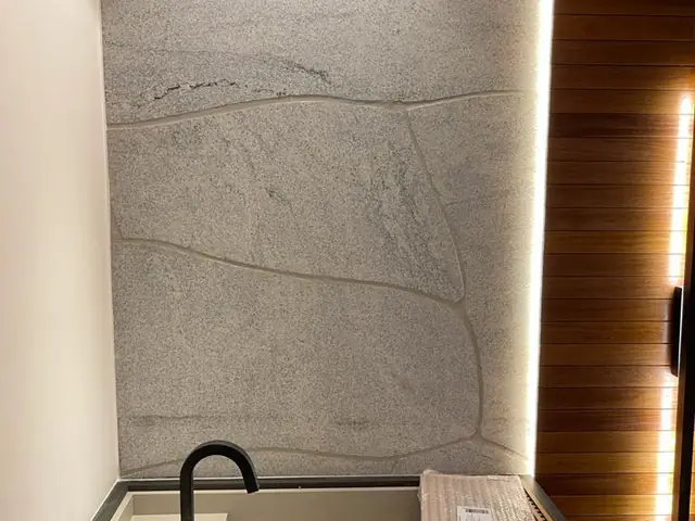 Lavabo com parede e bancada em Aquamarine