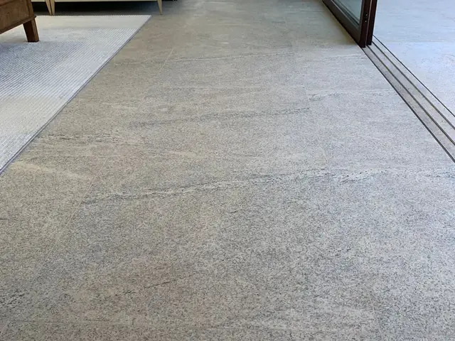 Piso em Aquamarine integrando interior e jardim