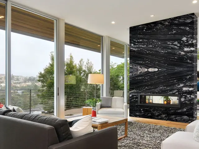 Sala de estar com painel de pedra natural